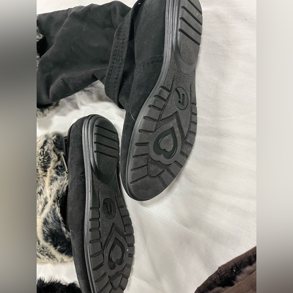 ❤️SALE🐻3 PAIRS OF BOOTS!! LIKE NEW! 👢 VALUE $650! - Picture 6 of 8